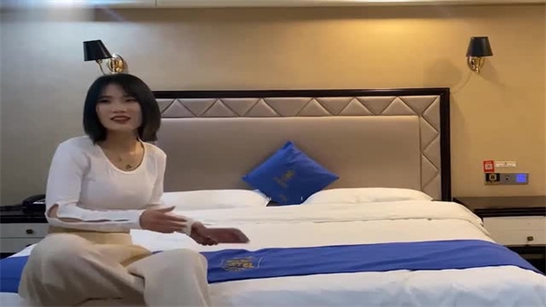 花臂哥酒店约炮家里缺钱出来兼职的美女